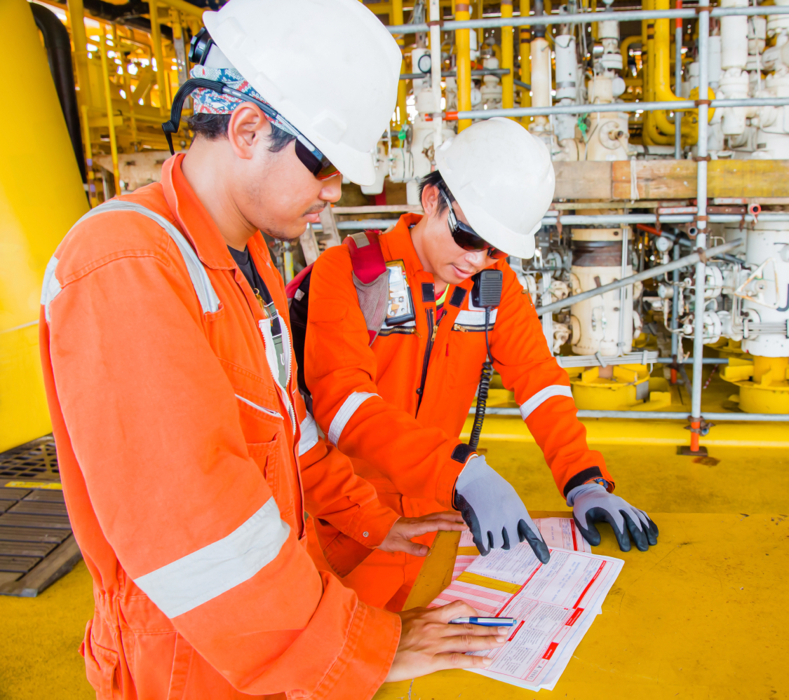 electrical-technician-are-discussing