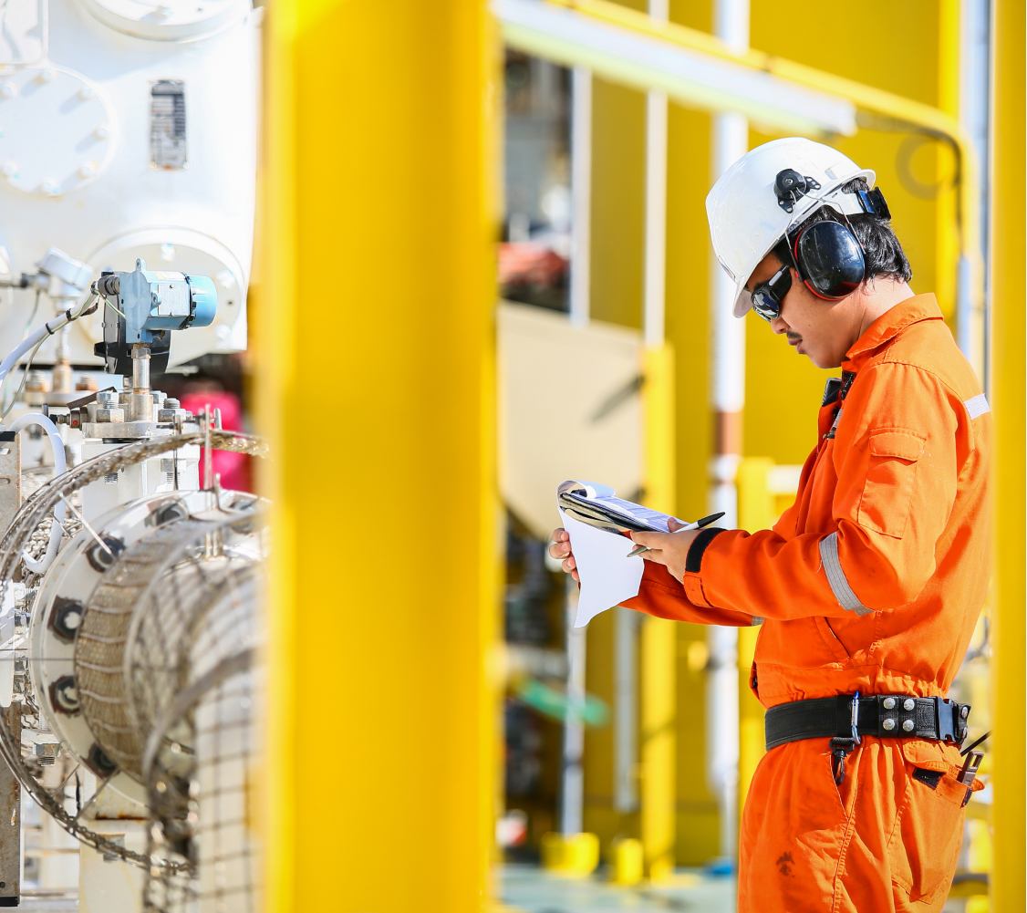 operator-recording-operation-of-oil-and-gas-process